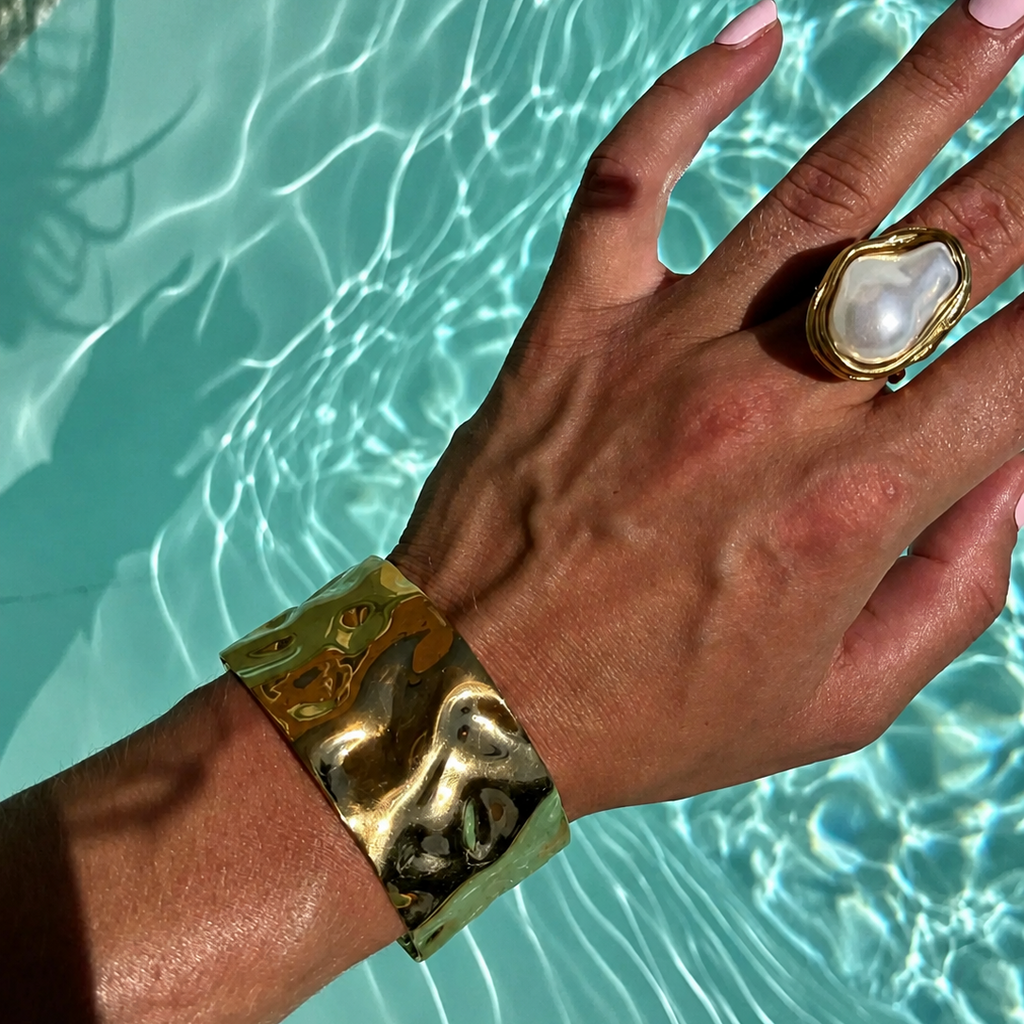 Strucked statement bangle
