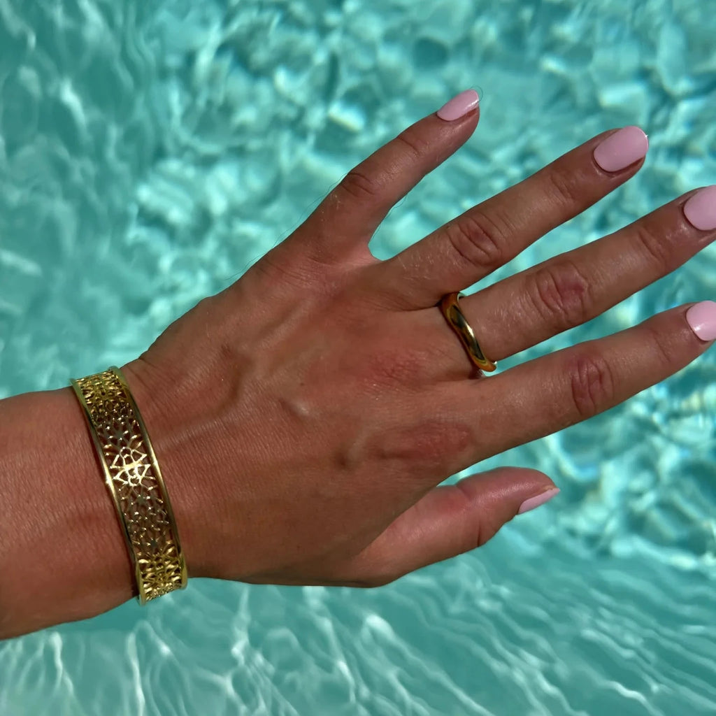 Curved classic ring