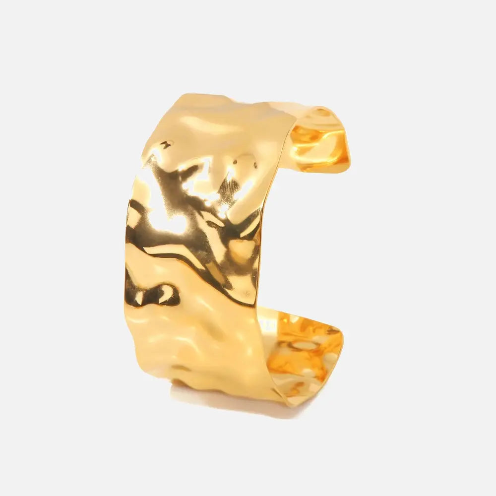 Strucked statement bangle