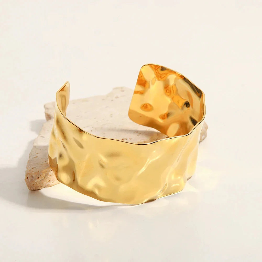 Strucked statement bangle