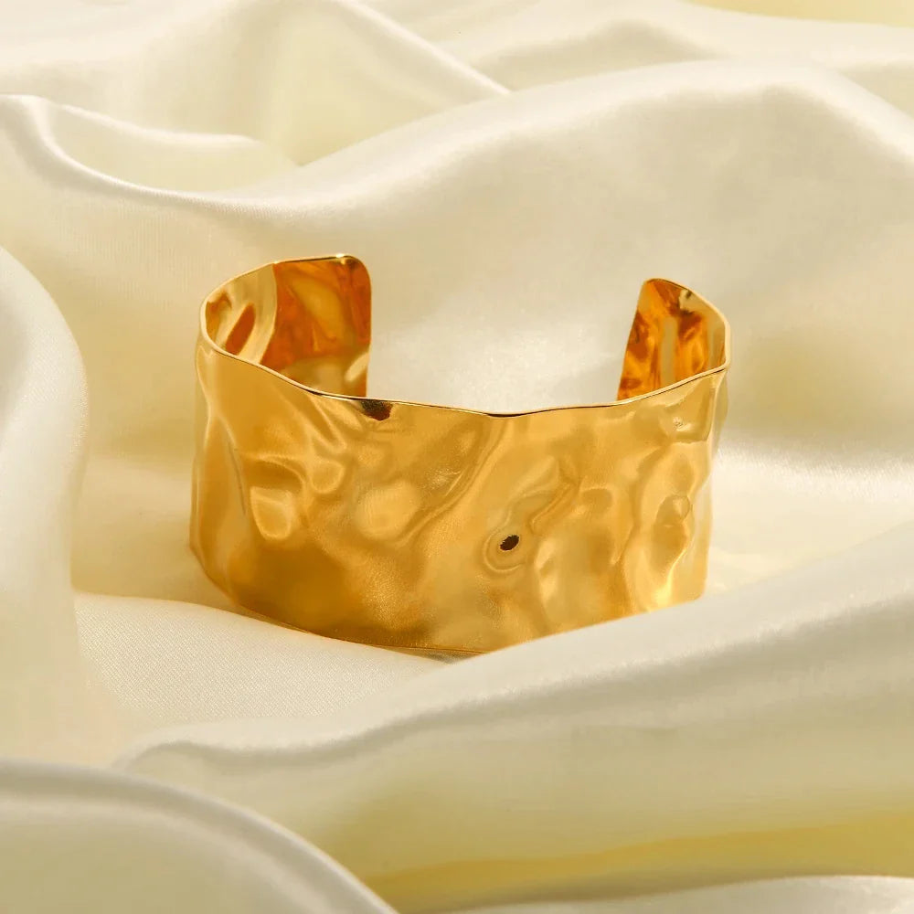 Strucked statement bangle