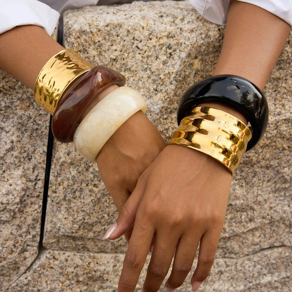 Strucked statement bangle