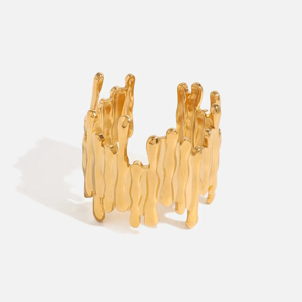 Vertical lined ring