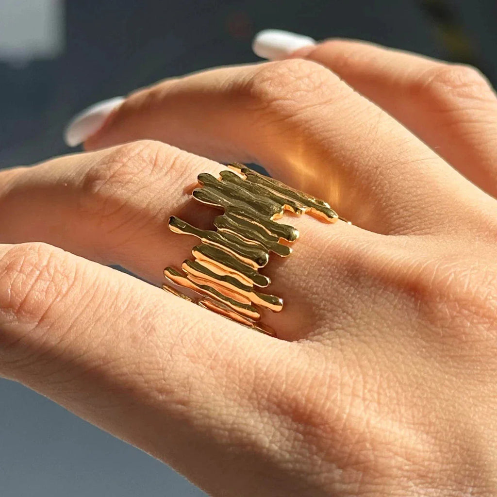 Vertical lined ring