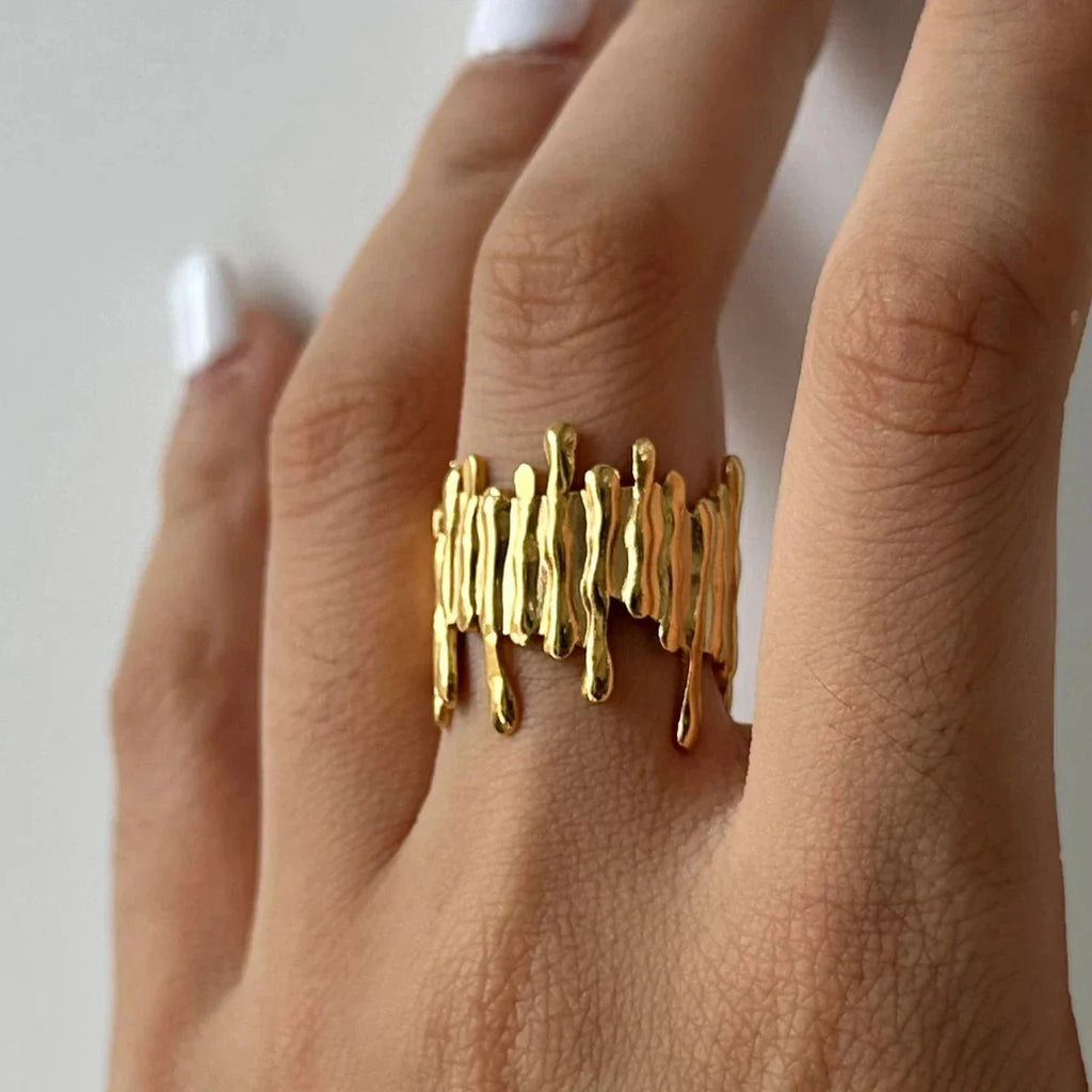 Vertical lined ring