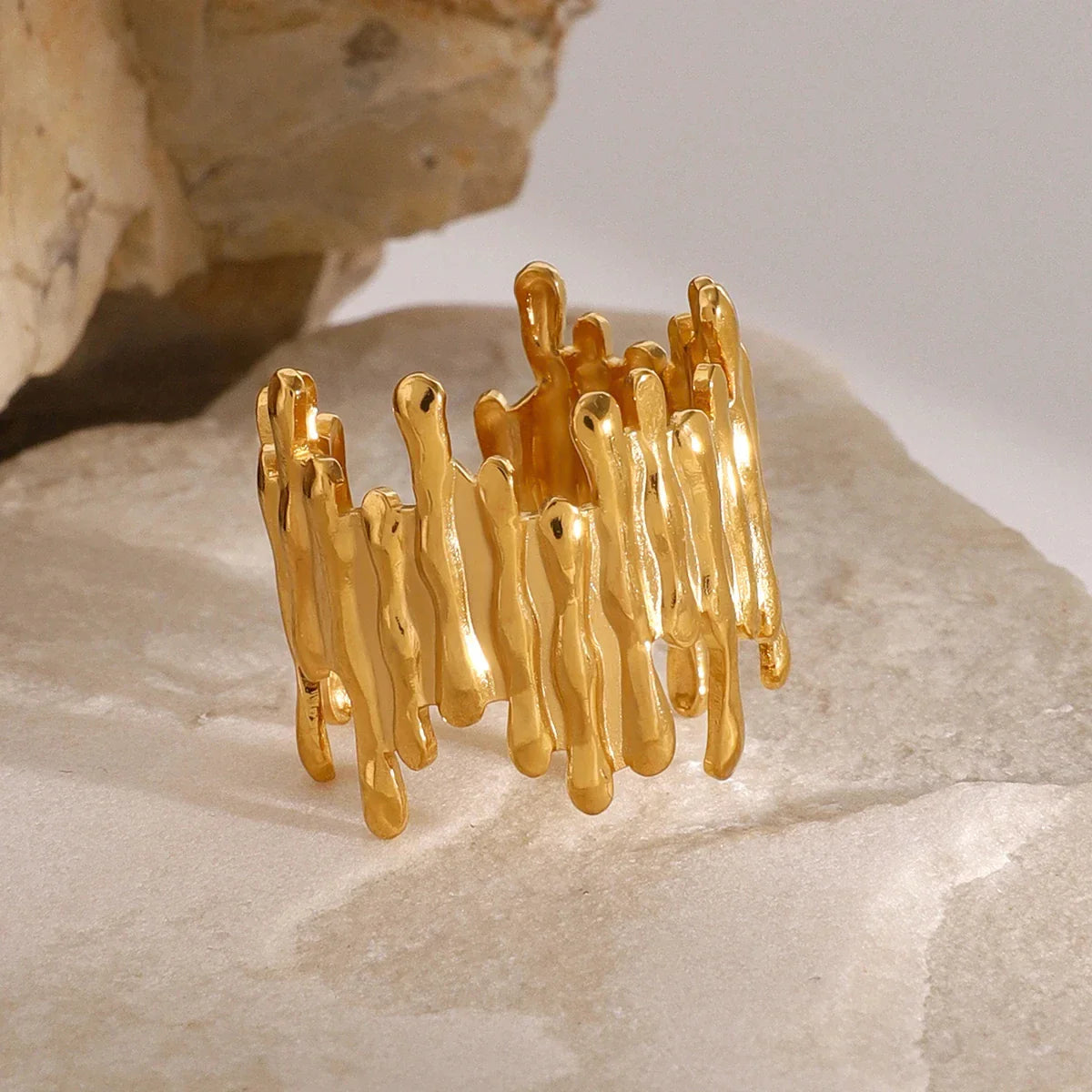 Vertical lined ring