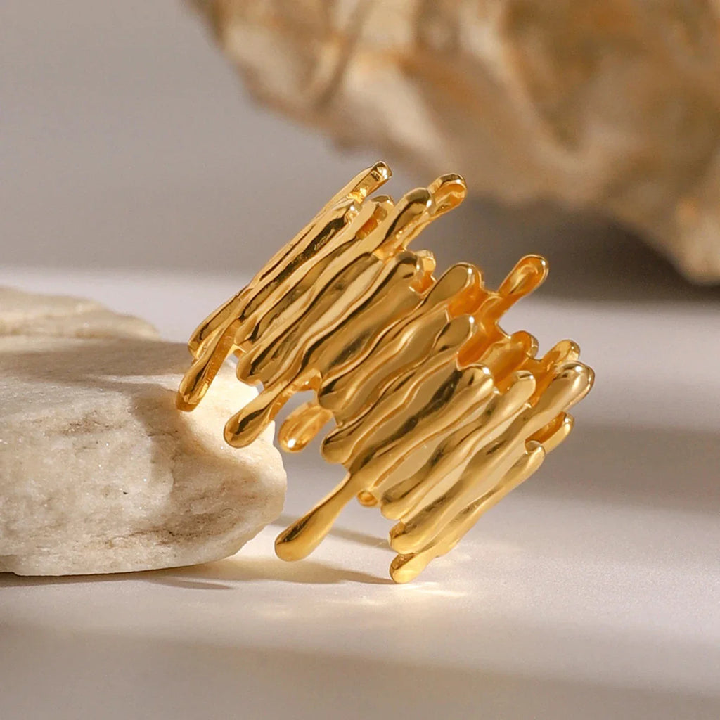 Vertical lined ring