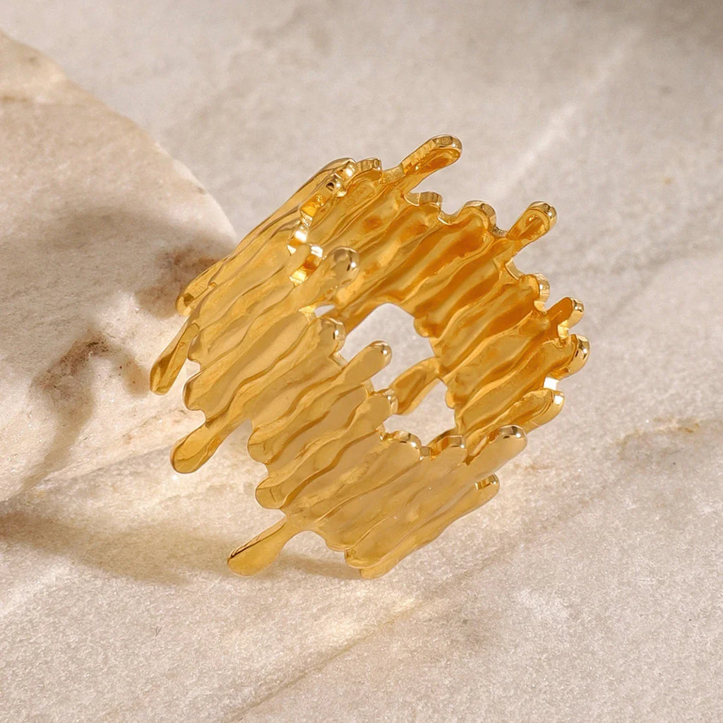 Vertical lined ring